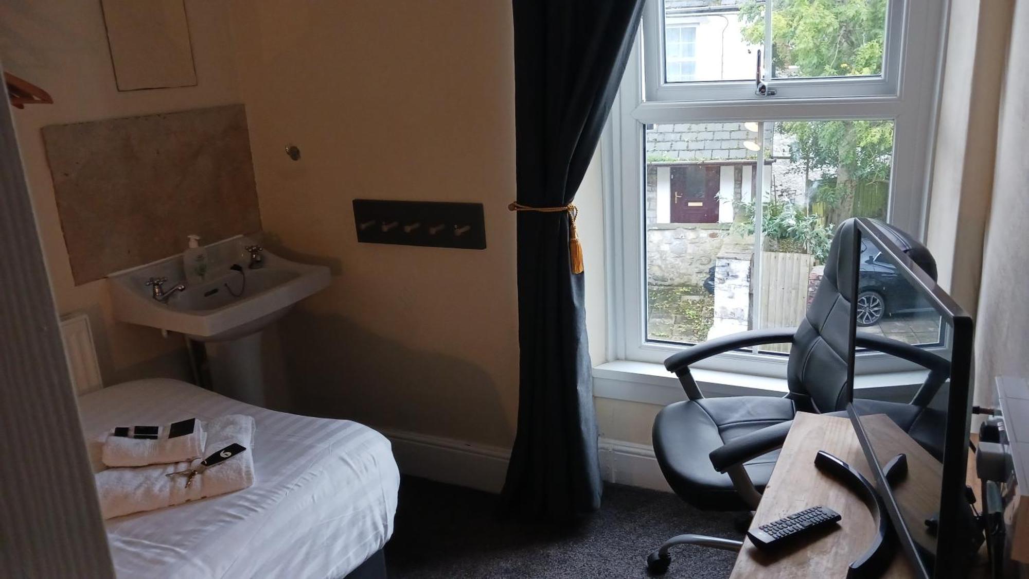 Mair'S Hotel Бридженд Екстериор снимка